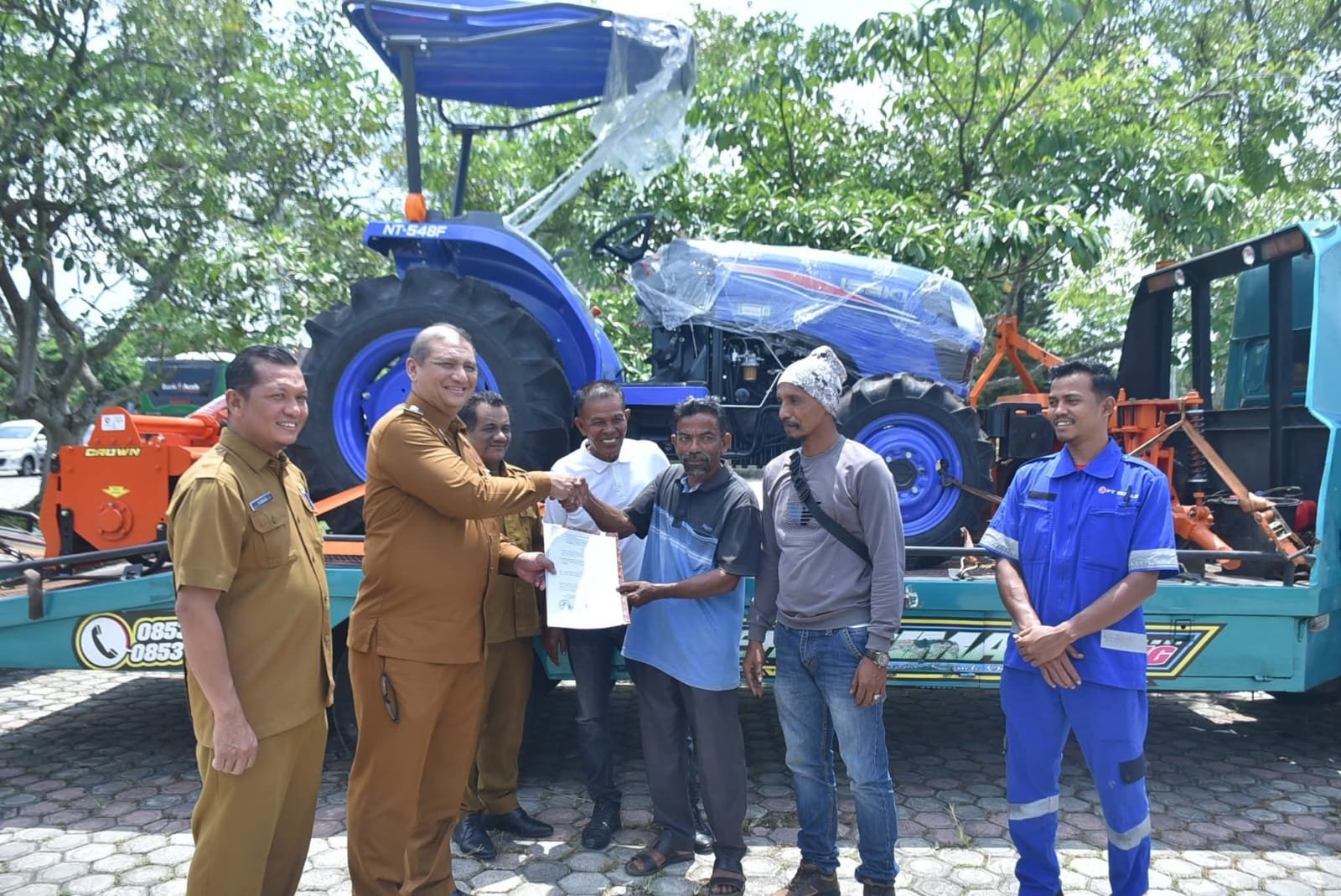 Bupati Aceh Tamiang, Aceh, Armia Pahmi serahkan traktor kepada kelompok tani, Rabu (30/7). Foto: Gpriority/zulfitra