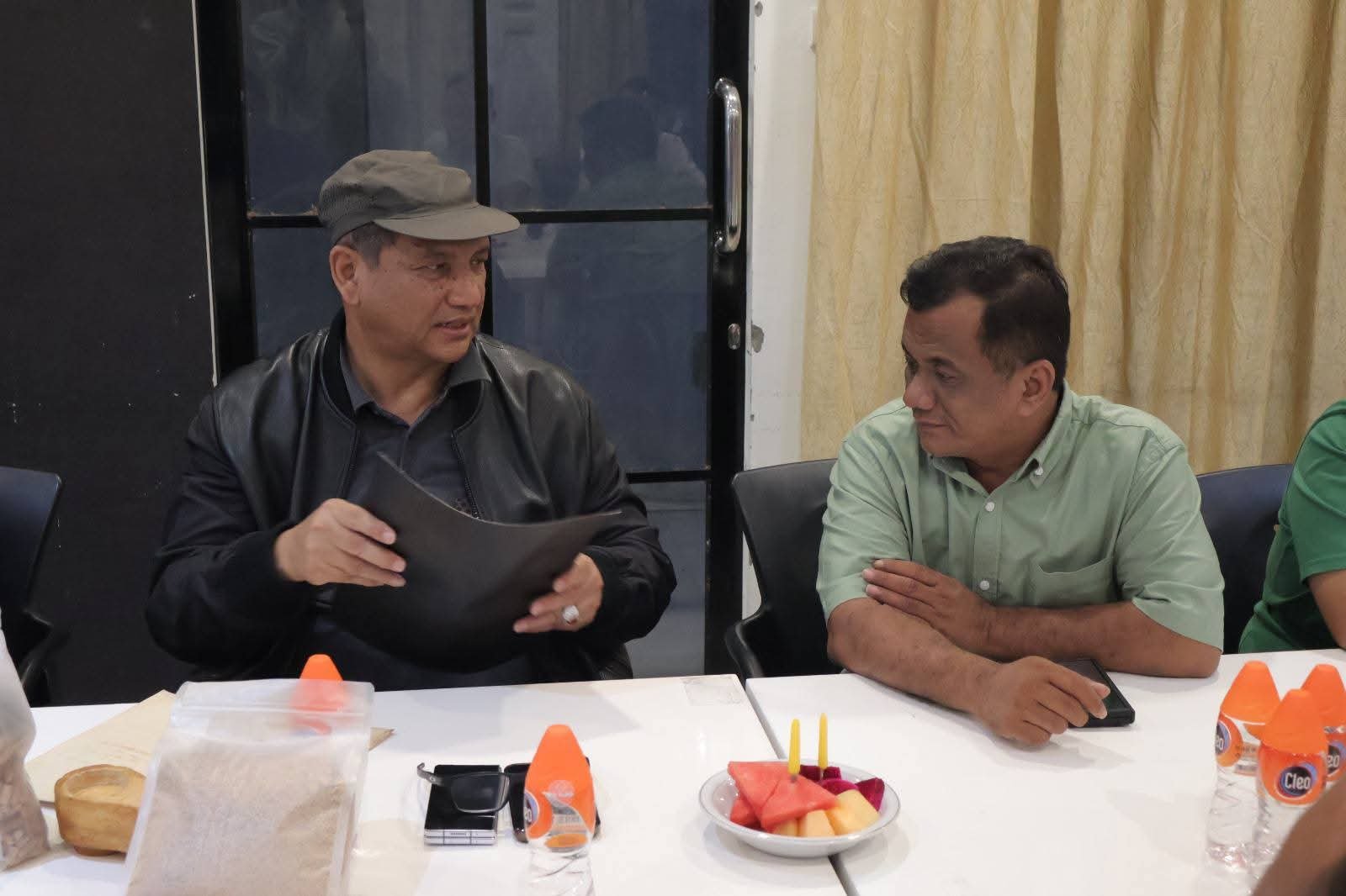 Bupati Aceh Tamiang, Aceh, Armia Pahmi ketika bertemu dengan perusahan asal kota Bandung, Jawa Barat yang akan melakukan investasi di kabupaten itu, Selasa (29/7). Foto: GPriority/Humas Pemkab Aceh Tamiang