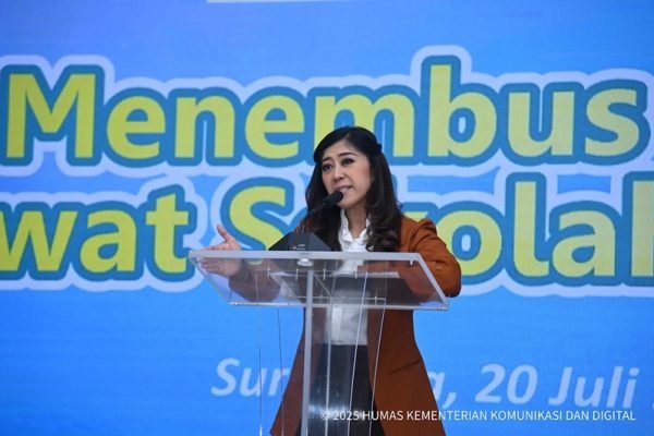 Menteri Komunikasi dan Digital (Menkomdigi) Meutya Hafid dalam acara Media Briefing bertajuk “Menembus Batas Lewat Sekolah Rakyat” yang digelar di Monumen Pers Nasional, Surakarta, Minggu (20/7). Foto: dok. Komdigi