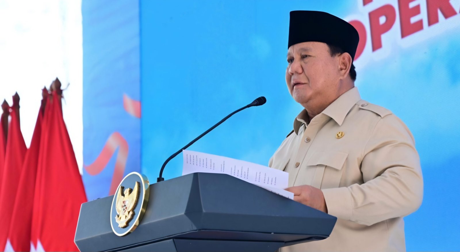 Presiden Prabowo Subianto menyampaikan sambutannya pada peluncuran kelembagaan 80.081 Koperasi Desa/Kelurahan Merah Putih (KDMP/KKMP) dalam sebuah acara yang digelar di Koperasi Desa Merah Putih Bentangan, Desa Bentangan, Kecamatan Wonosari, Kabupaten Klaten, pada Senin (21/7). Foto: BPMI Setpres/Rusman