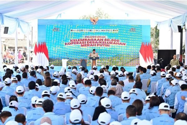 Presiden Prabowo Subianto meresmikan peluncuran kelembagaan 80.081 Koperasi Desa/Kelurahan Merah Putih (KDMP/KKMP) dalam sebuah acara yang digelar di Koperasi Desa Merah Putih Bentangan, Desa Bentangan, Kecamatan Wonosari, Kabupaten Klaten, pada Senin (21/7). Foto: BPMI Setpres/Muchlis Jr