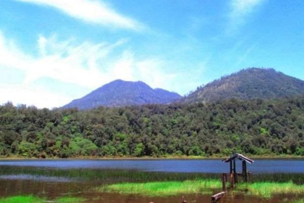 Pemandangan Gunung Argopuro dari Danau Taman Hidup. Foto: pinterest