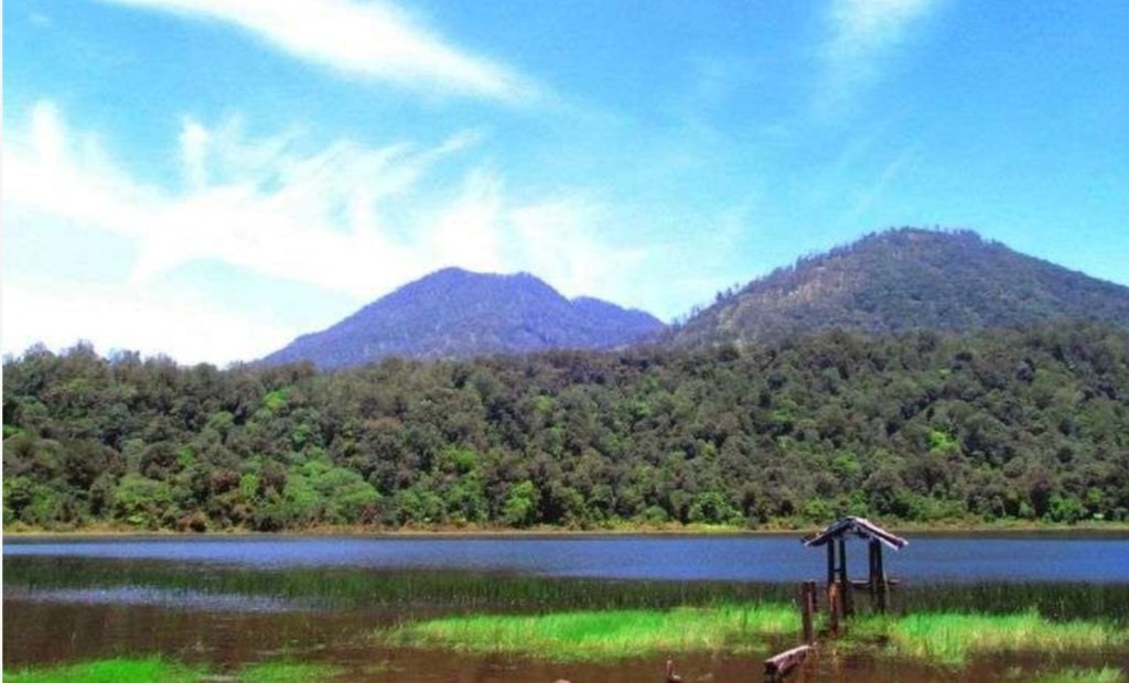 Pemandangan Gunung Argopuro dari Danau Taman Hidup. Foto: pinterest