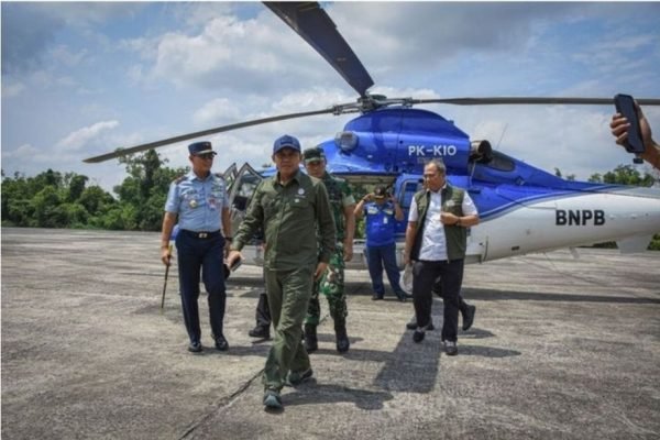 Menteri Kehutanan Raja Juli Antoni melakukan kunjungan langsung ke Provinsi Riau, tepatnya di Kabupaten Rokan Hilir, yang menjadi episentrum karhutla, Rabu (23/7). Foto: Kemenhut