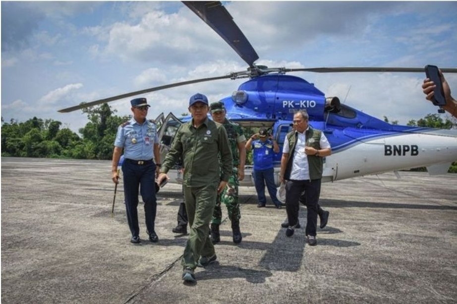 Menteri Kehutanan Raja Juli Antoni melakukan kunjungan langsung ke Provinsi Riau, tepatnya di Kabupaten Rokan Hilir, yang menjadi episentrum karhutla, Rabu (23/7). Foto: Kemenhut