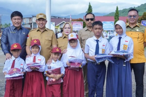 Bupati Morowali Iksan Baharudin Abdul Rauf meluncurkan program bantuan seragam sekolah gratis bagi siswa SD dan SMP di Morowali, Selasa (15/7). Foto: dok. Pemkab Morowali
