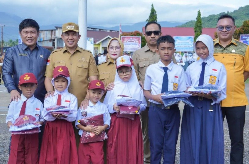 Bupati Morowali Iksan Baharudin Abdul Rauf meluncurkan program bantuan seragam sekolah gratis bagi siswa SD dan SMP di Morowali, Selasa (15/7). Foto: dok. Pemkab Morowali
