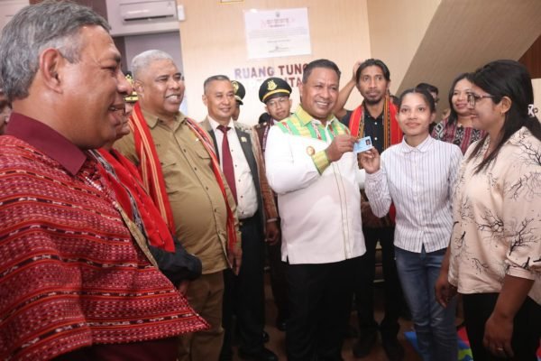 Wagub Maluku, H. Abdullah Vanath, saat meninjau langsung layanan di MPP Maluku Barat Daya, Senin (21/7)/Foto : Dok. Media Center Maluku