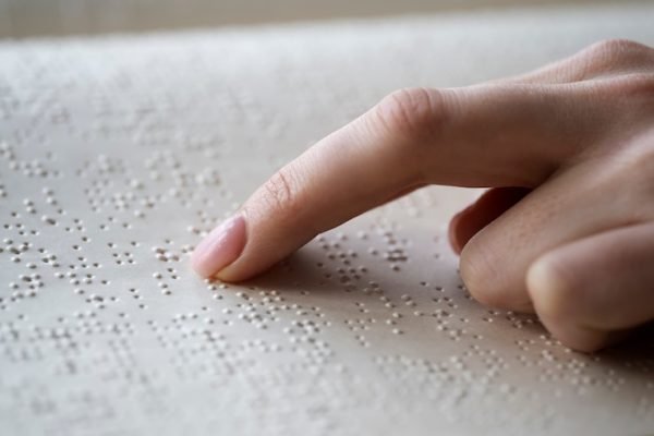 Perdana! Disdukcapil Bandung Buat Akta Kelahiran Dengan Huruf Braille