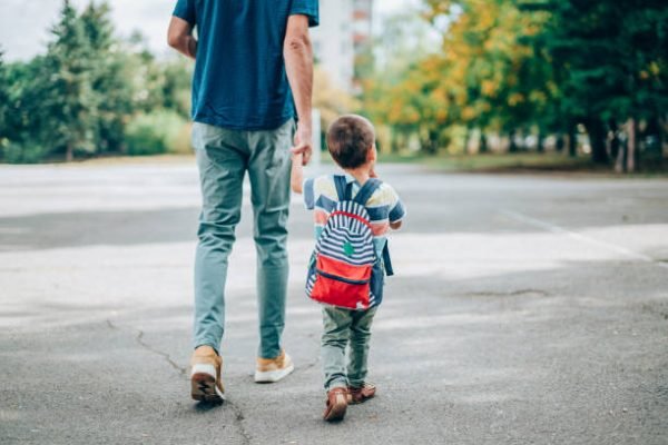 Ilustrasi ayah antar anak ke sekolah/Foto : Dok. iStock