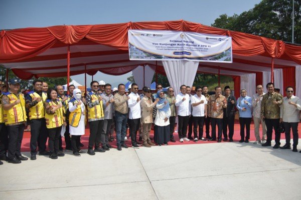 Kunjungan Kerja Reses Komisi V DPR RI ke salah satu proyek strategis Jalan Tol Yogyakarta-Bawen, Jawa Tengah, Jumat (25/7) lalu. Foto: Dok.Kementerian PU