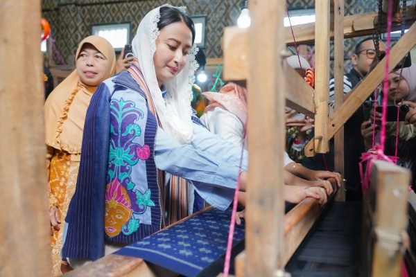 Wakil Menteri Perdagangan Dyah Roro Esti Widya Putri Roro mengunjungi UMKM Tenun Medali Mas yang terletak di Kampung Tenun Ikat Bandar Kidul di Kediri, Jawa Timur, Jumat (18/7). Foto: dok. Kemendag
