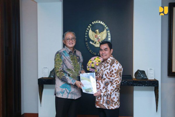 Menteri Pekerjaan Umum (PU) Dody Hanggodo menerima kunjungan Bupati Tana Toraja, Zadrak Tombeg, di Kantor Kementerian PU, Jakarta, Kamis (17/7). Foto: Dok.Kementerian PU