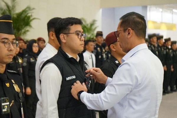 Petugas imigrasi Bandara Soetta saat dipasangi bodycam/Foto : Dok. Humas Kementerian Imipas