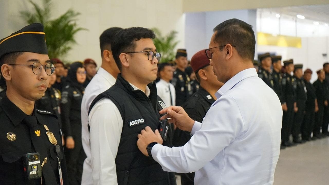Petugas imigrasi Bandara Soetta saat dipasangi bodycam/Foto : Dok. Humas Kementerian Imipas
