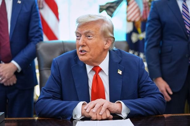 Presiden AS, Donald Trump, beberapa kali terlihat menutupi punggung tangannya yang memar/Foto : Dok. The Mirror