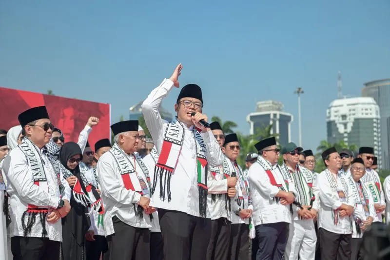 Menteri Luar Negeri (Menlu) RI Sugiono menyampaikan orasinya pada Aksi Bela Palestina di Monumen Nasional (Monas) Jakarta, Minggu (3/8).Dok.Kemlu RI