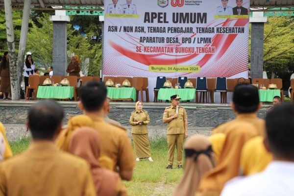 Bupati Morowali Iksan Baharudin Abdul Rauf saat memimpin apel umum, Senin (4/8). Foto: dok. Pemkab Morowali