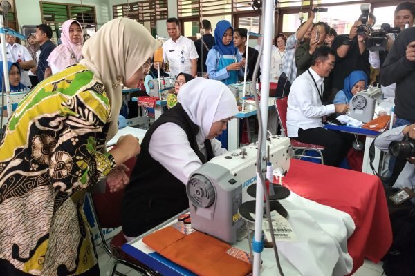 Gubernur Jawa Timur Khofifah Indar Parawansa, Rabu (13/8/2025) memberikan apresiasi atas keterlibatan para pelajar saat mengunjungi SMK N 8 Surabaya, Rabu (13/8). Foto: dok.MC Jatim