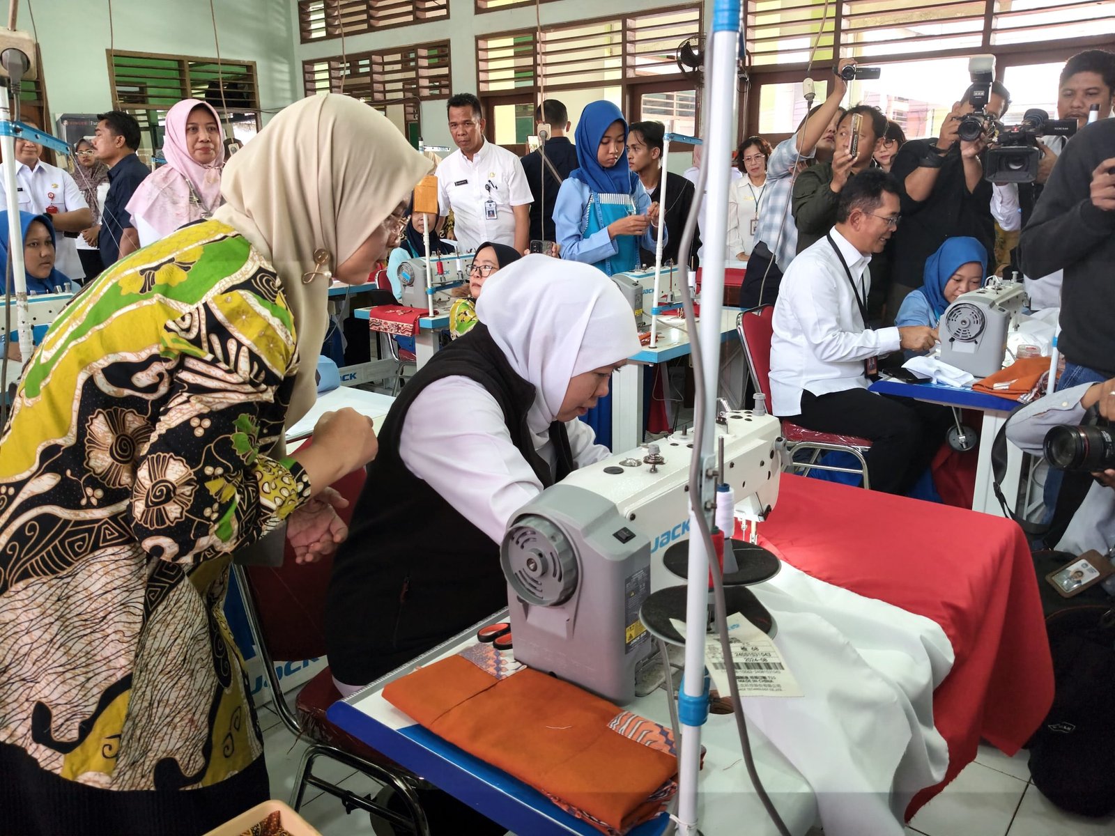 Gubernur Jawa Timur Khofifah Indar Parawansa, Rabu (13/8/2025) memberikan apresiasi atas keterlibatan para pelajar saat mengunjungi SMK N 8 Surabaya, Rabu (13/8). Foto: dok.MC Jatim
