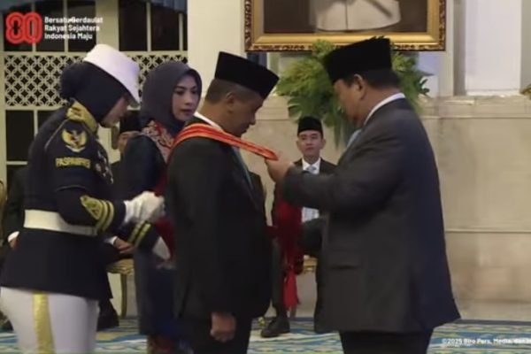 Presiden Prabowo saat memberikan tanda kehormatan kepada Menteri ESDM, Bahlil Lahadalia/Foto : Dok. Biro Pers Sekretariat Presiden