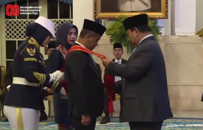 Presiden Prabowo saat memberikan tanda kehormatan kepada Menteri ESDM, Bahlil Lahadalia/Foto : Dok. Biro Pers Sekretariat Presiden