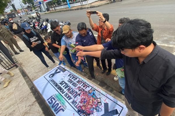 Sejumlah wartawan Batang menggelar aksi untuk Jurnalis Al Jazeera yang Gugur di Gaza, di Alun-alun Kabupaten Batang. Foto: infopublik