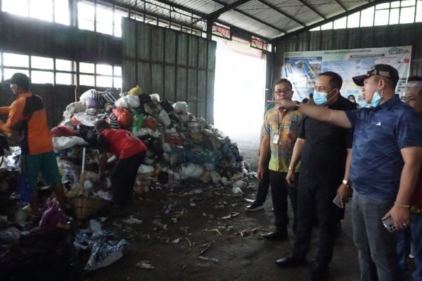 Bupati Morowali Iksan Baharudin Abdul Rauf saat melakukan kunjungan ke tempat pengelolaan sampah terpadu (TPST) Kedung Randu, Banyumas, Jumat (8/8). Foto: GPriority/Dimas A Putra