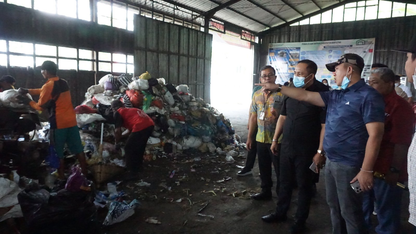 Bupati Morowali Iksan Baharudin Abdul Rauf saat melakukan kunjungan ke tempat pengelolaan sampah terpadu (TPST) Kedung Randu, Banyumas, Jumat (8/8). Foto: GPriority/Dimas A Putra