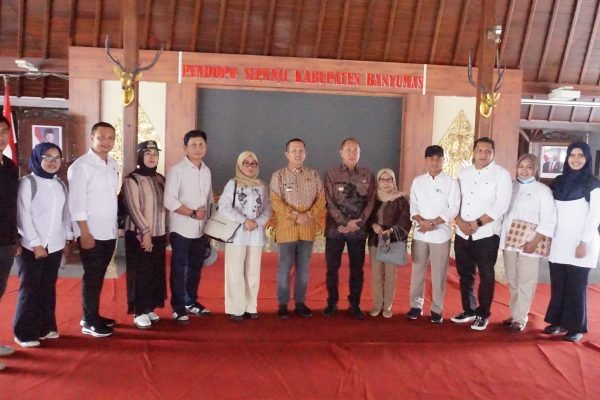 Bupati Morowali Iksan Baharudin Abdul Rauf menemui Bupati Banyuwangi Sadewo Tri Lastiono saat melakukan studi tiru terkait pengelolaan sampah di Pendopo Kabupaten Banyumas, Jawa Tengah pada Jumat (8/8). Foto: GPriority/Dimas A Putra