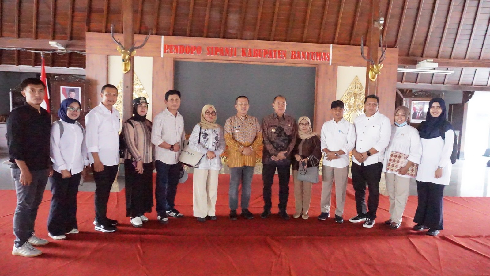 Bupati Morowali Iksan Baharudin Abdul Rauf menemui Bupati Banyuwangi Sadewo Tri Lastiono saat melakukan studi tiru terkait pengelolaan sampah di Pendopo Kabupaten Banyumas, Jawa Tengah pada Jumat (8/8). Foto: GPriority/Dimas A Putra