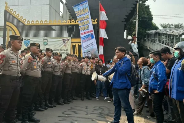 Mahasiswa saat unjuk rasa depan Polda Metro Jaya. Foto:(instagram/watchdoc_insta)