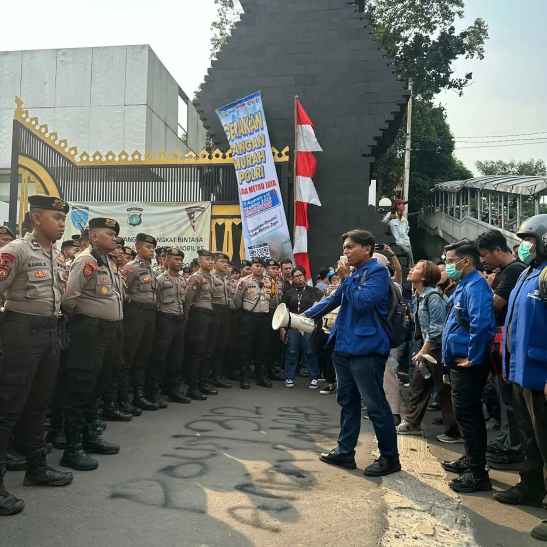 Mahasiswa saat unjuk rasa depan Polda Metro Jaya. Foto:(instagram/watchdoc_insta)