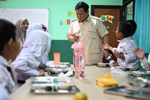Presiden Prabowo saat meninjau langsung pelaksanaan Program MBG (Makan Bergizi Gratis) di salah satu sekolah/Foto : Dok. Gerindra