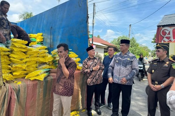 Bupati Aceh Tamiang, Aceh, Armia Pahmi, Tinjau langsung Pelaksanaan Gerakan Pangan Murah Beras SPHP, Minggu, 3 Agustus 2025. (Foto: GPriority/Zulfitra)