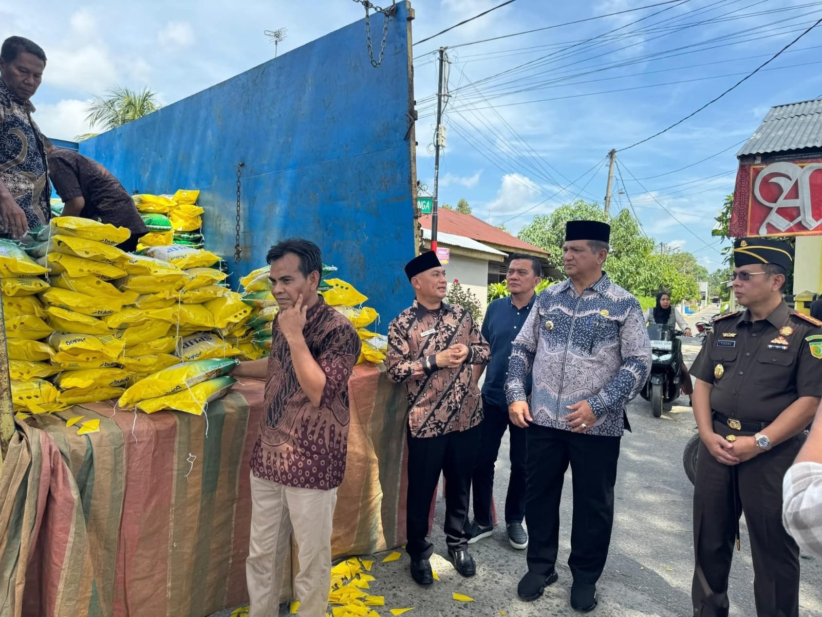 Bupati Aceh Tamiang, Aceh, Armia Pahmi, Tinjau langsung Pelaksanaan Gerakan Pangan Murah Beras SPHP, Minggu, 3 Agustus 2025. (Foto: GPriority/Zulfitra)