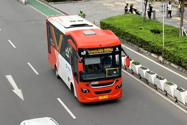 Bus Transjakarta rute 11D: Pulo Gebang-Pulo Gadung via PIK. Foto: Instagram/infotije