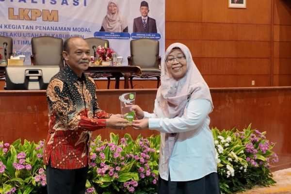 Darsafani (Kepala DPMPTSP Kutim) saat memberikan plakat kepada Rita, S.E. (Direkrut Wilayah II Kementerian Investasi dan Hilirisasi/BKPM)/Foto : GPriority (Rizky Dimuharram)