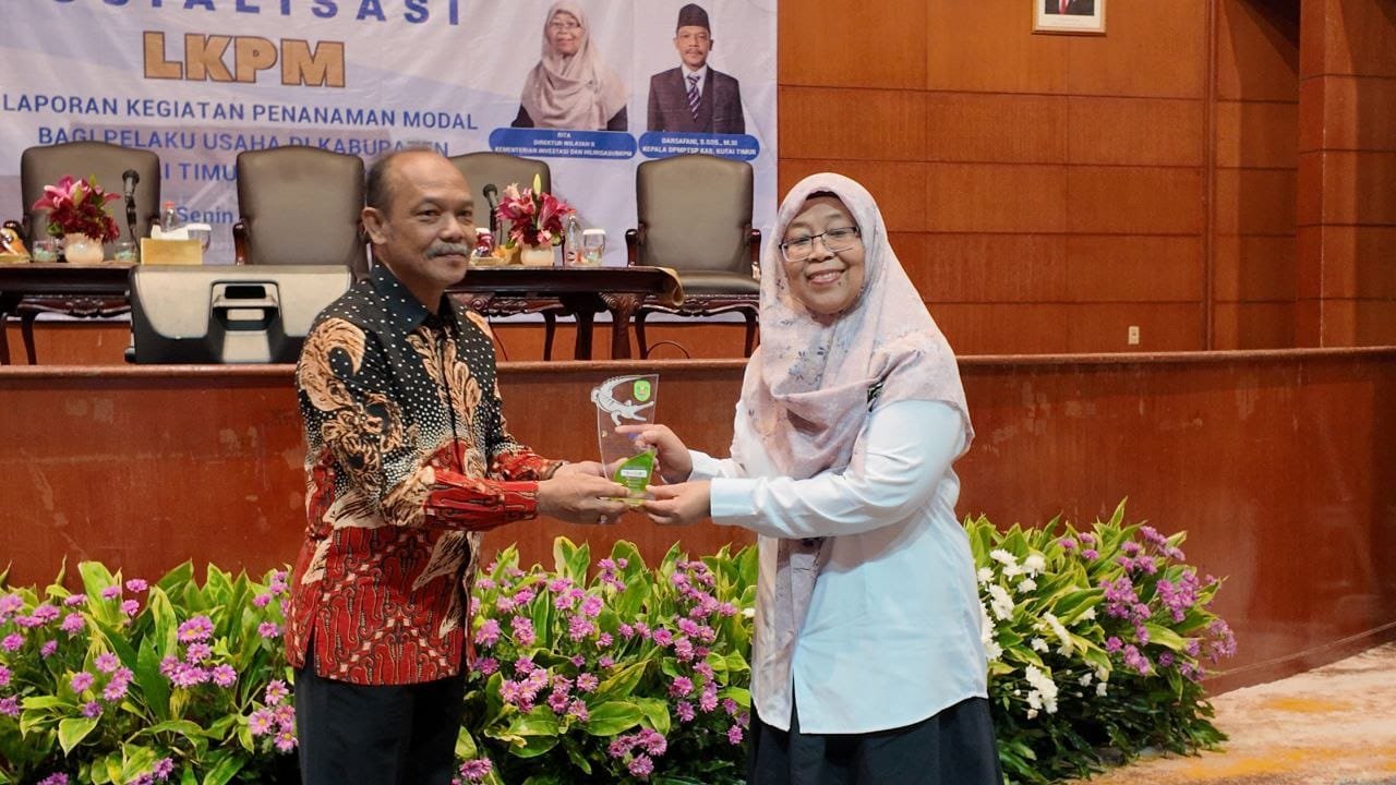 Darsafani (Kepala DPMPTSP Kutim) saat memberikan plakat kepada Rita, S.E. (Direkrut Wilayah II Kementerian Investasi dan Hilirisasi/BKPM)/Foto : GPriority (Rizky Dimuharram)