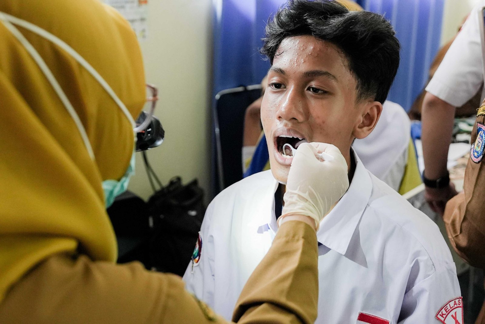 Siswa SMA Negeri 6 Kota Tangerang Selatan mengikuti Program Cek Kesehatan Gratis di sekolah, Senin (4/8). Foto: PCO