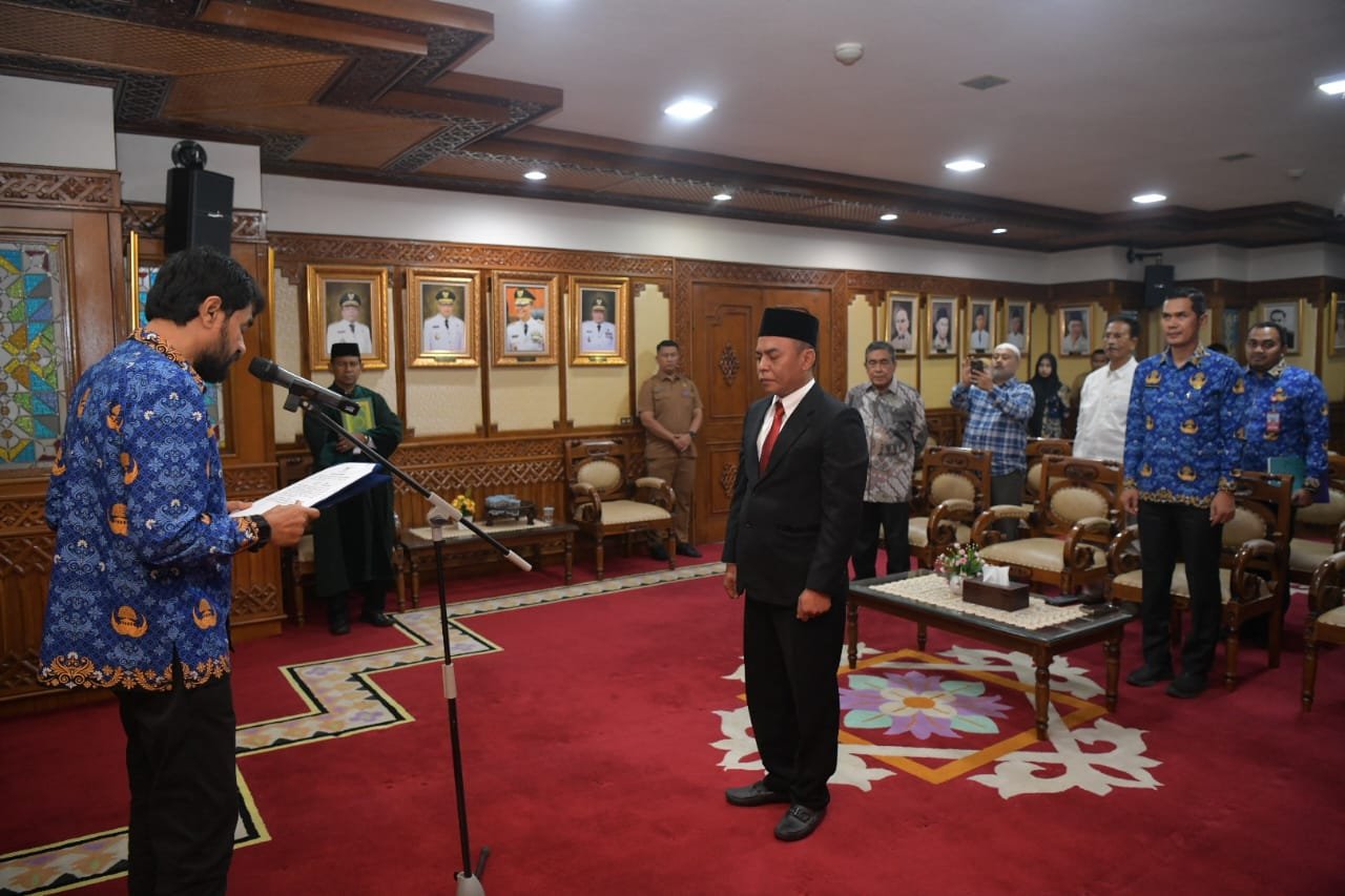 Gubernur Aceh, Muzakir Manaf (Mualem) secara resmi melantik T. Hendra Budiansyah sebagai Wakil Kepala Badan Pengusahaan Kawasan Perdagangan Bebas dan Pelabuhan Bebas Sabang (BPKS) periode 2025-2030. Senin, 4 Agustus 2025. (Foto: GPriority/Humas SetdaProv Aceh)