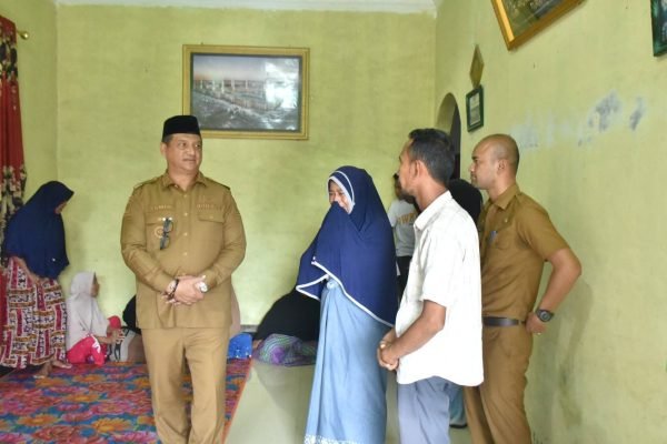 Bupati Aceh Tamiang, Aceh, Armia Pahmi mengunjungi rumah orang tua Syahrul Ramadhan (34), warga Kampung Sampaimah, Kecamatan Manyak Payed, korban meninggal dunia di Malaysia akibat dianiaya, Senin, 4 Agustus 2025. (Foto: Gpriority/zulfitra)
