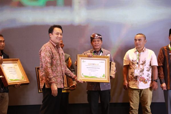 Gubernur Kalimantan Utara, Dr. H. Zainal A. Paliwang, S.H., M.Hum, menerima penghargaan Ecological Fiscal Transfer (EFT) Awards dari Koalisi Masyarakat Sipil untuk Pendanaan Ekologis (KMS-PE) di Hotel Aryaduta, Jakarta, Selasa (5/8). Foto: Dok.Pemprov Kaltara