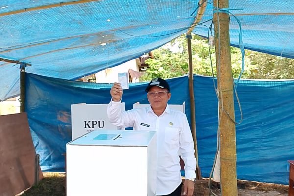 PLT. Bupati Boven Digoel melakukan pencoblosan. Foto: infopublik