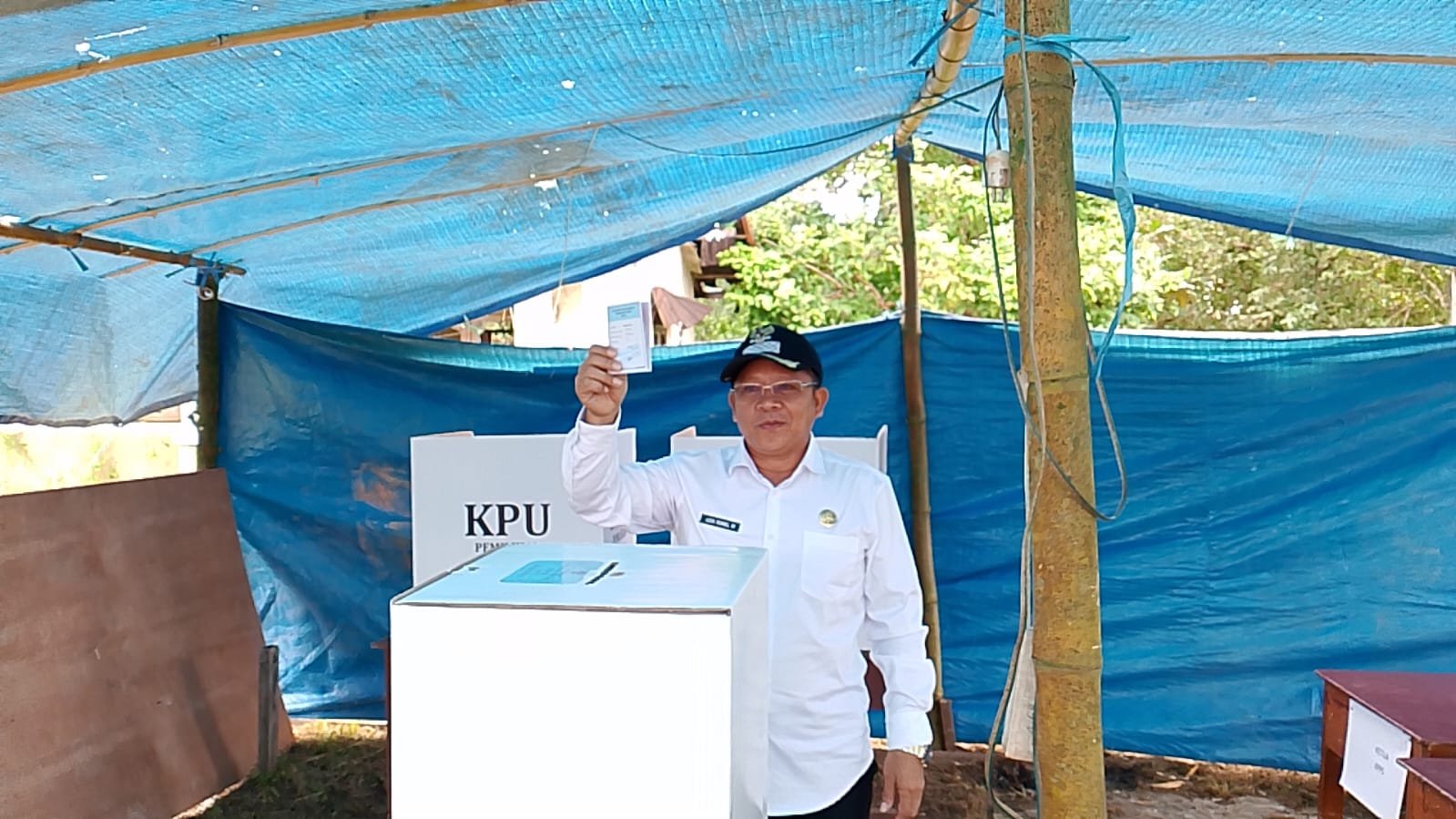 PLT. Bupati Boven Digoel melakukan pencoblosan. Foto: infopublik