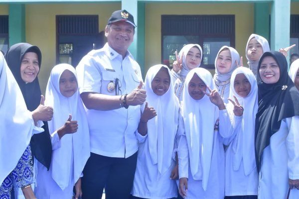 Bupati Aceh Tamiang, Aceh, Armia Pahmi menghadiri peluncuran program sekolah sehat di SMP Negeri 2 Kejuruan Muda. (Foto: GPriority/Zulfitra)