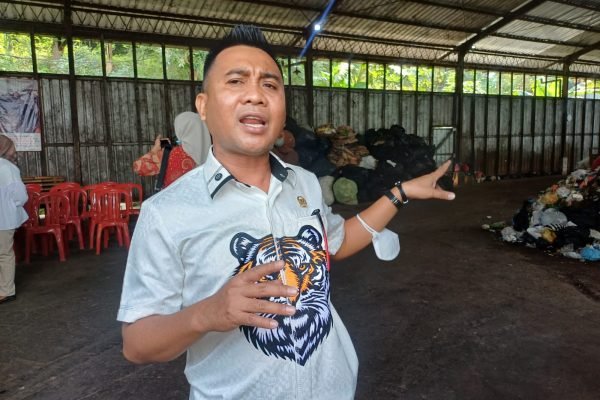 Anggota Komisi II DPRD Morowali, Aminuddin saat studi tiru pengelolaan sampah di TPST Kedungrandu, Banyumas, Jawa Tengah, Jumat (8/8). Foto: GPriority/Dimas A Putra