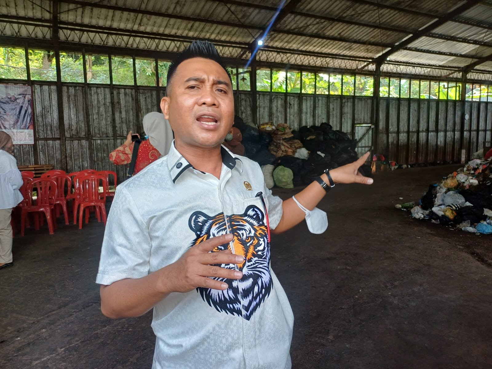 Anggota Komisi II DPRD Morowali, Aminuddin saat studi tiru pengelolaan sampah di TPST Kedungrandu, Banyumas, Jawa Tengah, Jumat (8/8). Foto: GPriority/Dimas A Putra