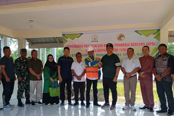 Bupati Aceh Tamiang, Aceh, Armia Pahmi Serahkan Pengelolaan Rumah Produksi Bersama Nilam kepada Koperasi Produsen Aroma Tamiang Makmur. Jumat, (8/8/2025), di Kampung Perupuk. (Foto: Gpriority/zulfitra)
