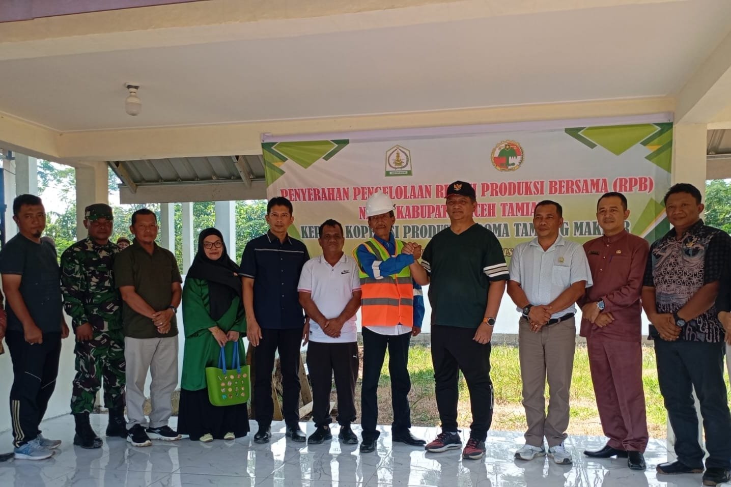 Bupati Aceh Tamiang, Aceh, Armia Pahmi Serahkan Pengelolaan Rumah Produksi Bersama Nilam kepada Koperasi Produsen Aroma Tamiang Makmur. Jumat, (8/8/2025), di Kampung Perupuk. (Foto: Gpriority/zulfitra)